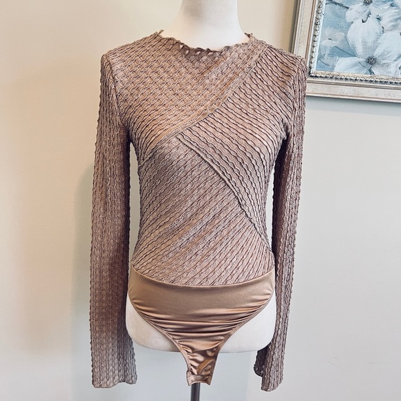 PrettyLittleThing beige Ribbed Asymmetrical Bodysuit - Picture 1 of 4